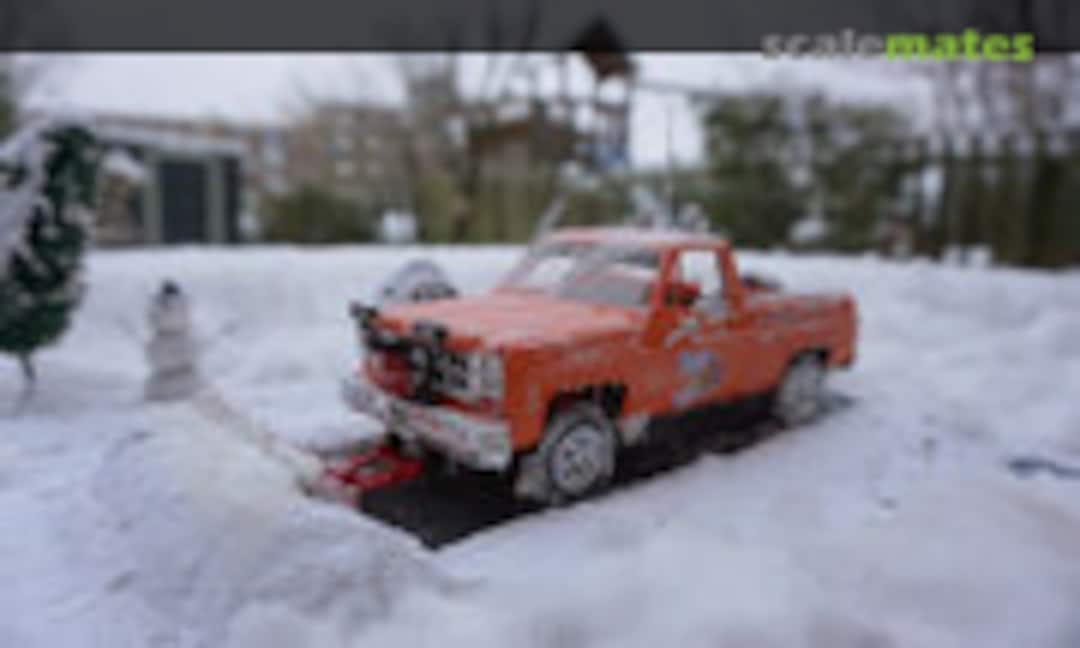 GMC Pickup mit Schneepflug 1:24