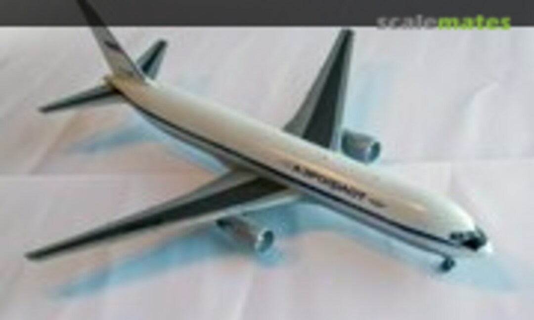 Boeing 767-300 1:144