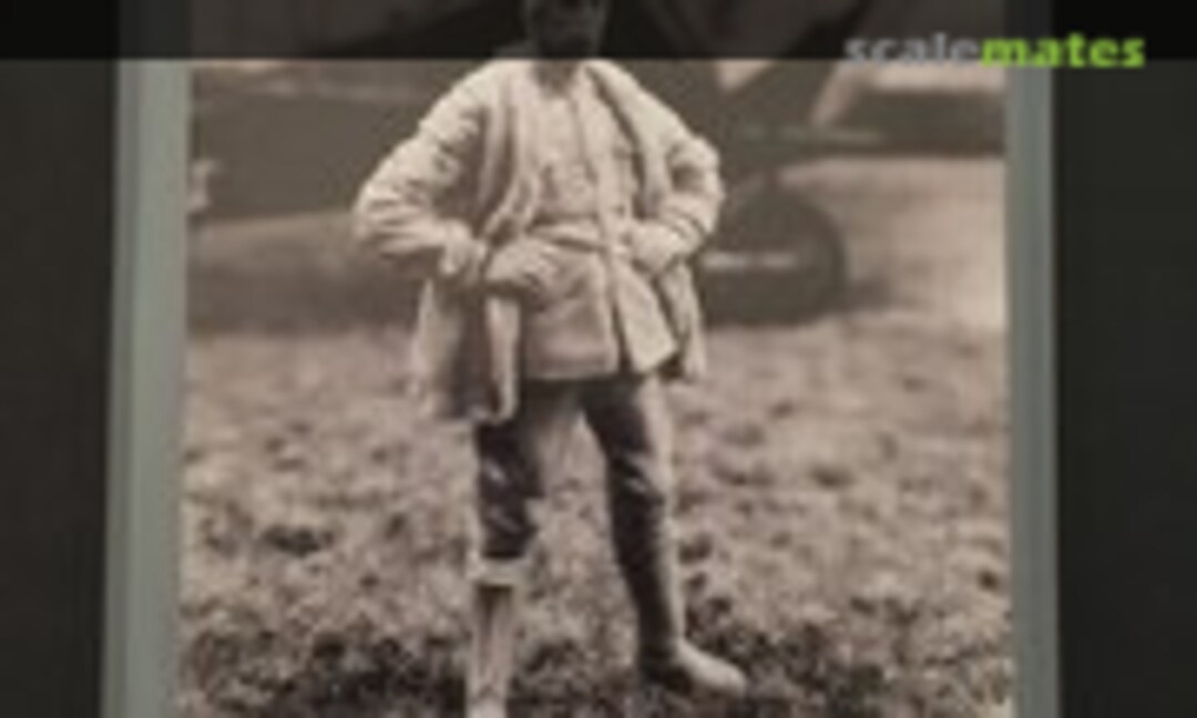 1:32 WW1 German standing pilot, hands on hips (Aviattic ATTRES 031) ATTRES 031