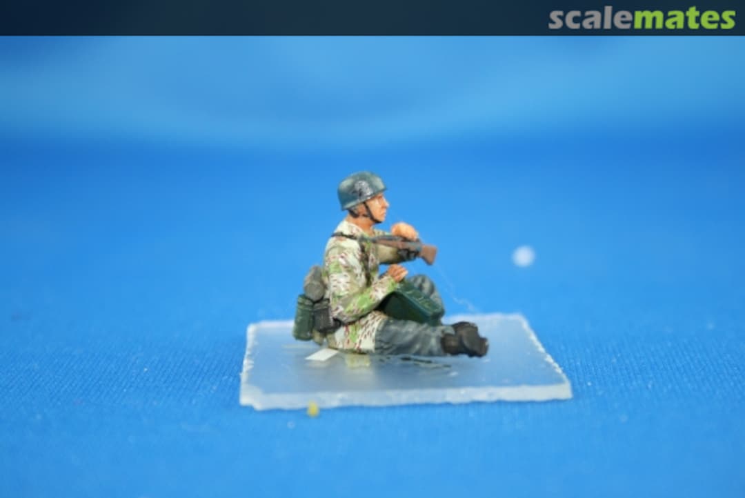 Boxart Deutscher Fallschirmjäger sitzend auf einem Panzer mit Gewehr, Ardennen 1944 NWF 010 Nordwind Boxart Deutscher Fallschirmjäger sitzend auf einem Panzer mit Gewehr, Ardennen 1944 NWF 010 Nordwind