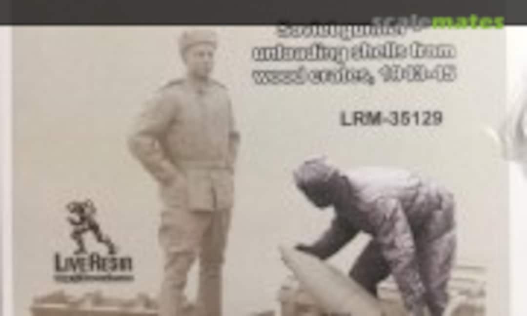 1:35 Soviet gunner - unloading shells from wood crates, 1943 - 45 (Live Resin LRM-35129) LRM-35129
