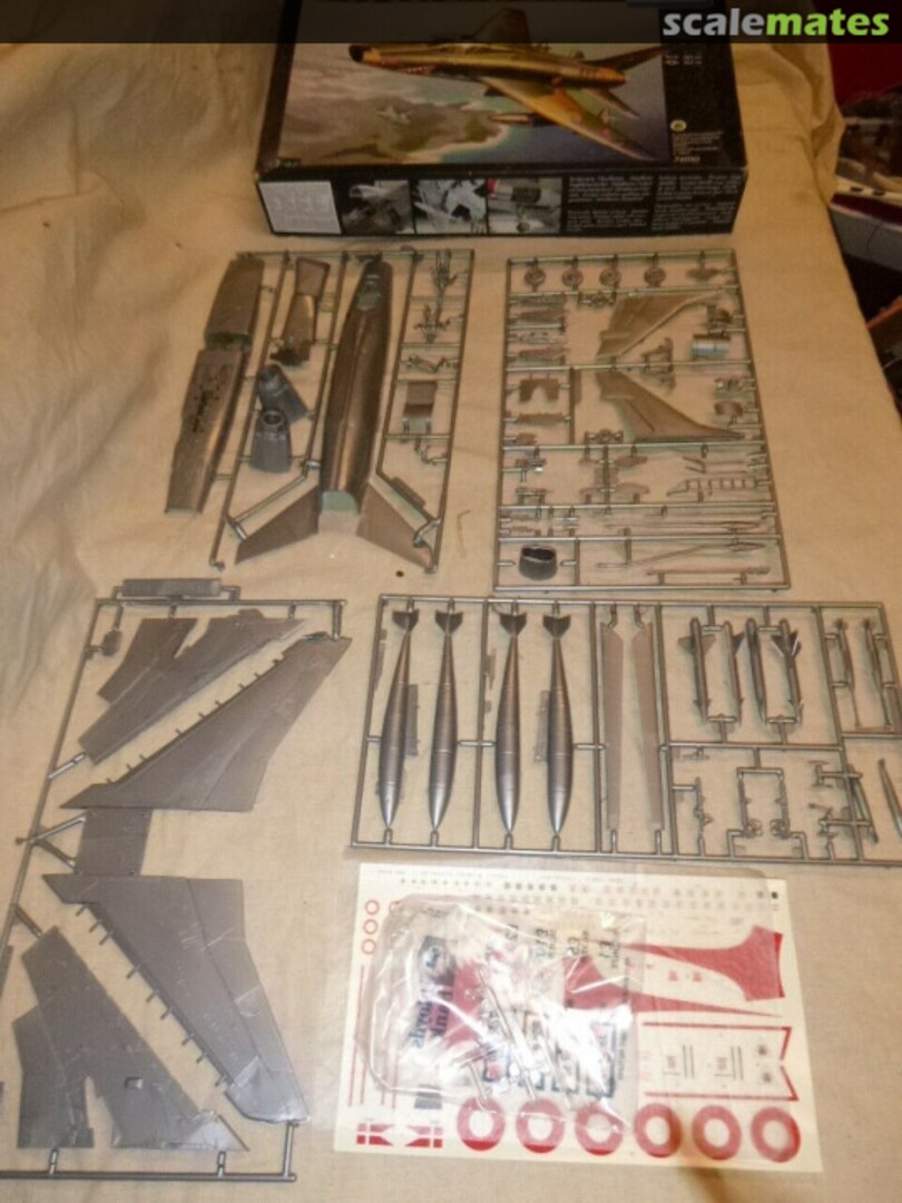 Contents F-100 Super Sabre 74010 Monogram Contents F-100 Super Sabre 74010 Monogram