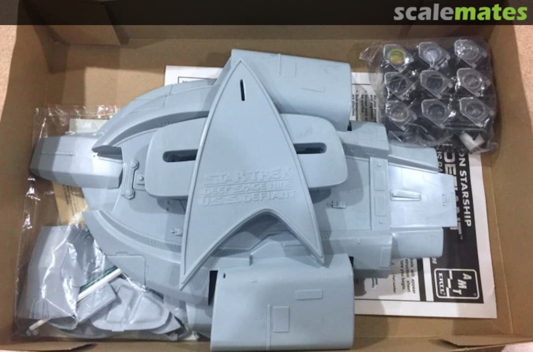 Contents Star Trek Deep Space Nine U.S.S. Defiant 8398 AMT/ERTL Contents Star Trek Deep Space Nine U.S.S. Defiant 8398 AMT/ERTL