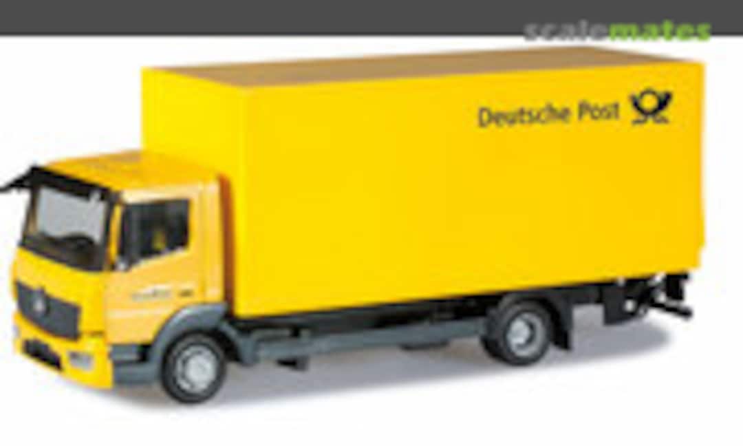 Mercedes-Benz Atego Koffer-LKW mit Ladebordwand &quot;Deutsche Post&quot; (Herpa 303552)