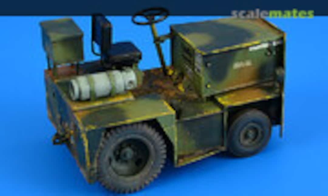 1:32 United Tractor G40C Gasoline Type Tow Tractor (Aerobonus 320 099) 320 099