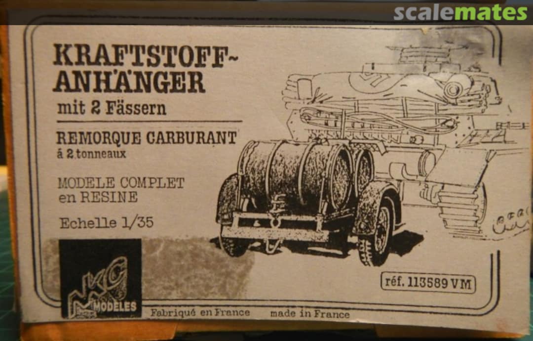 Boxart Kraftstoffanhänger mit 2 Fässern (Fuel Trailer with 2 Drums) 113589 VM NKC Modeles Boxart Kraftstoffanhänger mit 2 Fässern (Fuel Trailer with 2 Drums) 113589 VM NKC Modeles