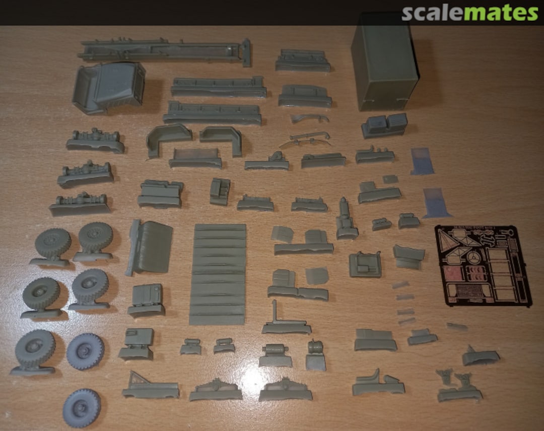Contents M929 with Shelter M72208 Armada Hobby