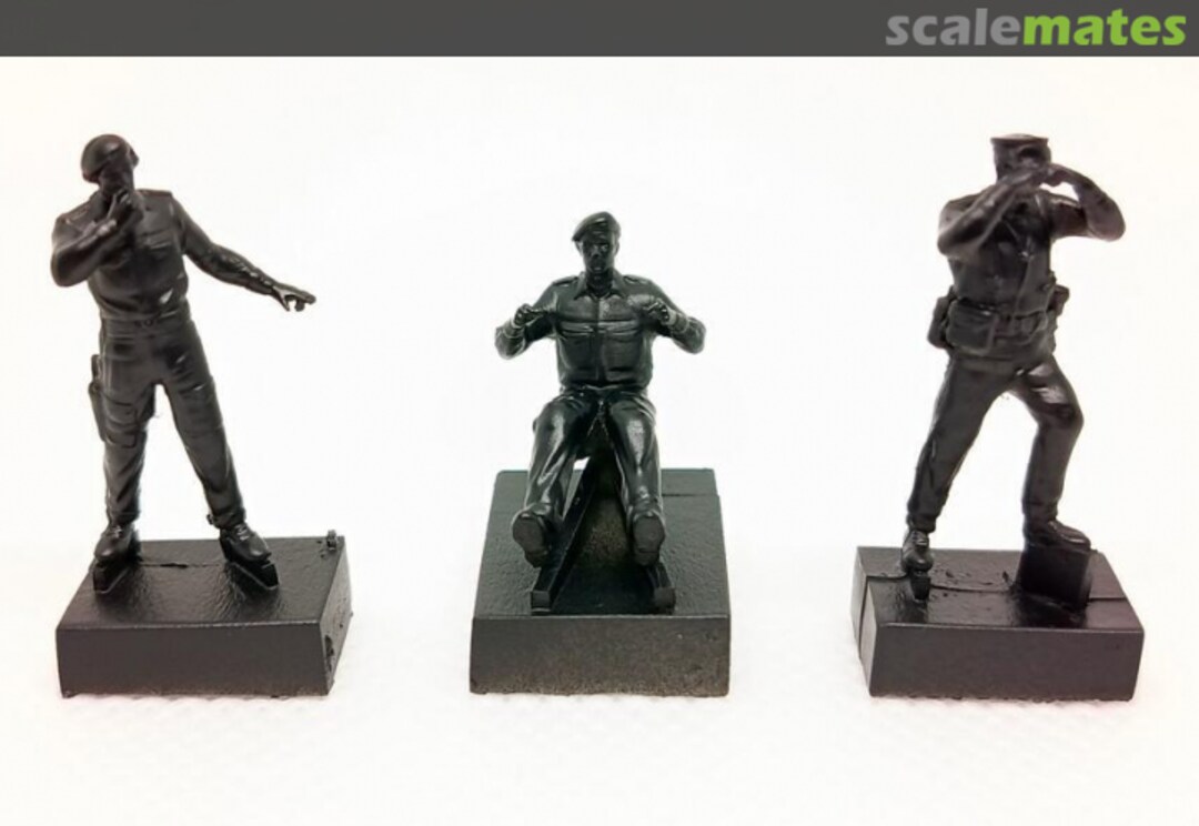 Contents British Armoured Car/Tank Crew Mediterrian RE 72503 Attack Hobby Kits