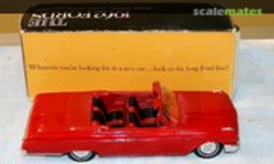 1:25 1962 Ford Galaxie 500 Sunliner convertible. (AMT )