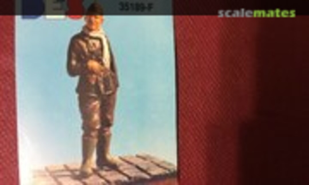 1:35 Driver with forage cap and boots (DES Kit 35189-F) 35189-F