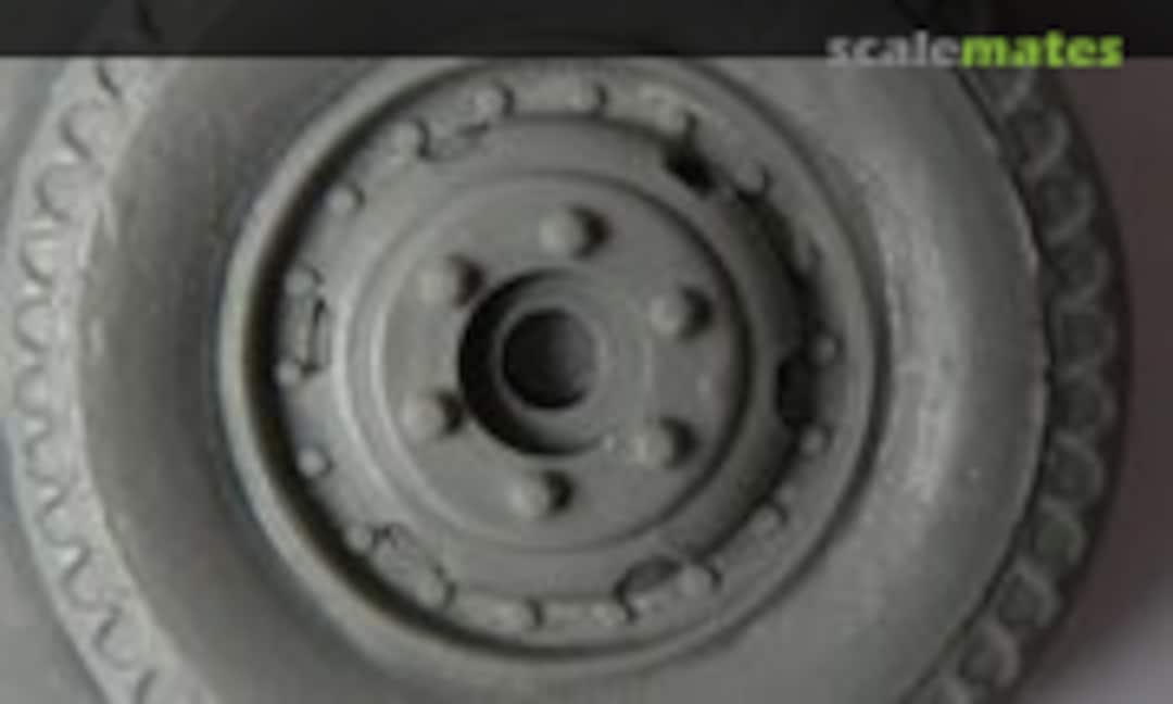 1:35 road tread tyres & hubs for Australian M2A2 105mm Howitzers (2) (Mouse House Enterprises MA325) MA325