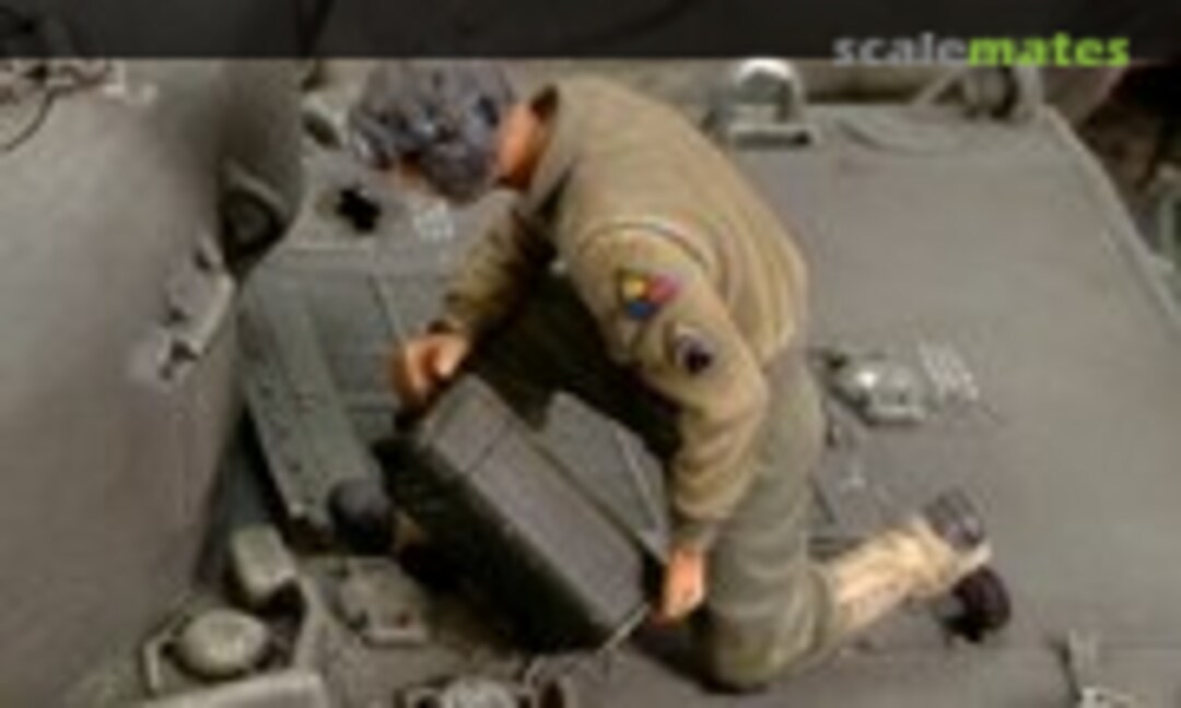 1:35 US Crew Member refuelling Tank (Royal Model 165) 165