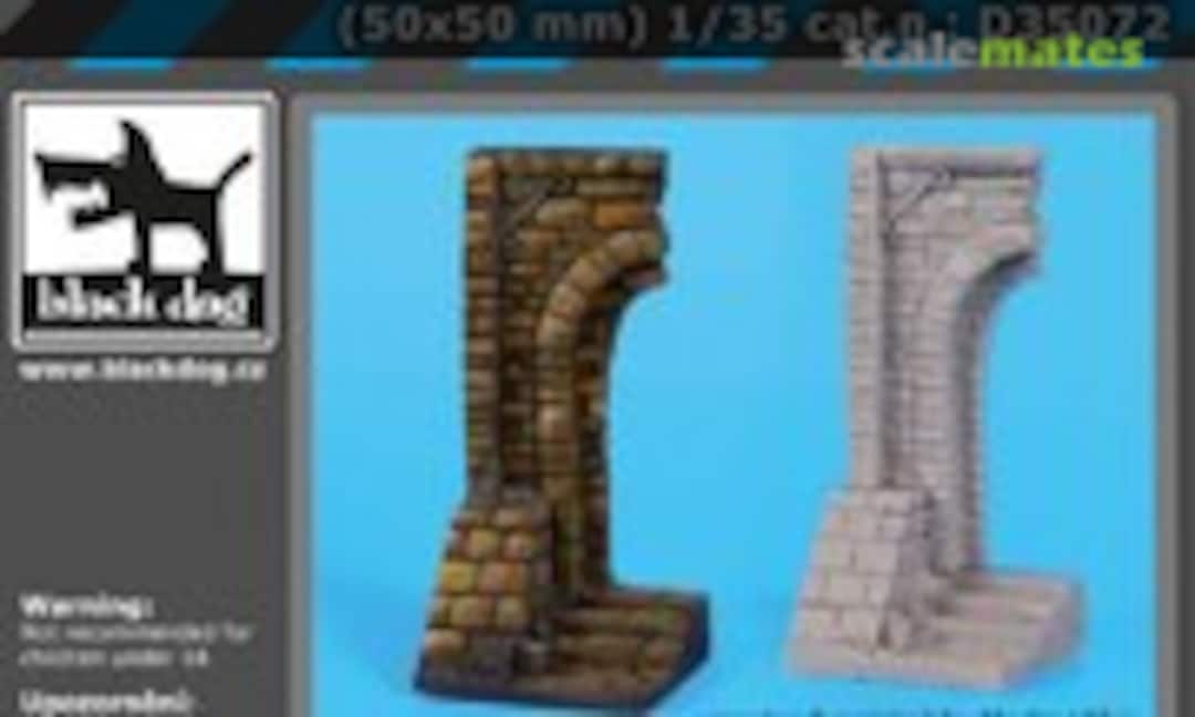 1:35 Ruined entrance with stairs base (Black Dog D35072) D35072