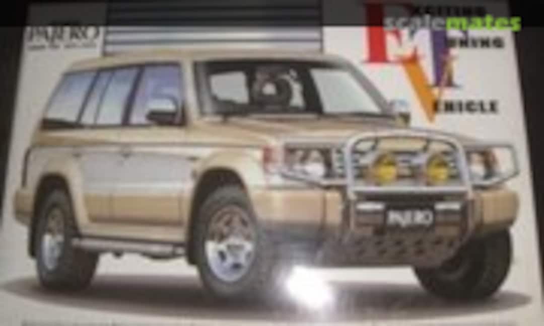 1:24 Mitsubishi Pajero Midroof Wide Super Exceed (Aoshima 020371)