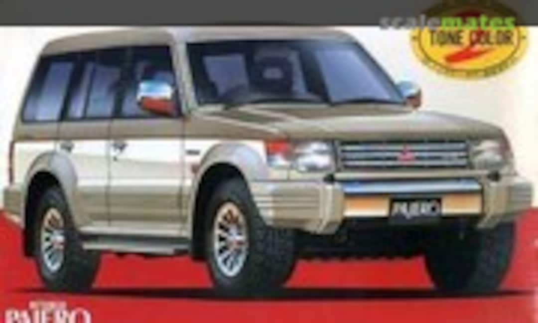 1:24 Mitsubishi Pajero Midroof Wide Super Exceed B &amp; W (Aoshima 013854)