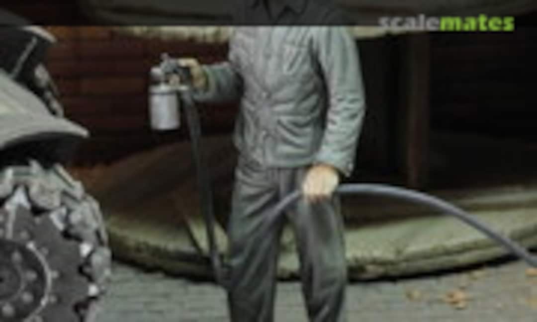 1:48 Soldier spray painting (Royal Model 836) 836