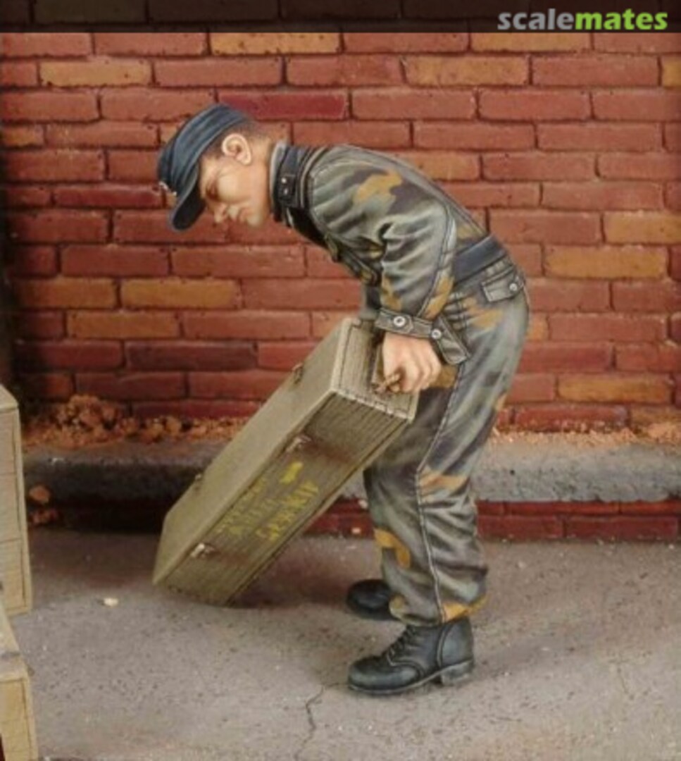 Boxart King Tiger crewman with Italian Camouflage 543 Royal Model Boxart King Tiger crewman with Italian Camouflage 543 Royal Model