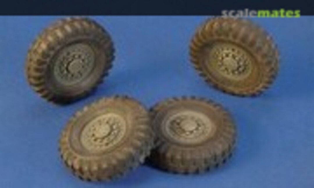 1:35 Staghound Reifen (Italeri/Bronco) (Royal Model 558) 558