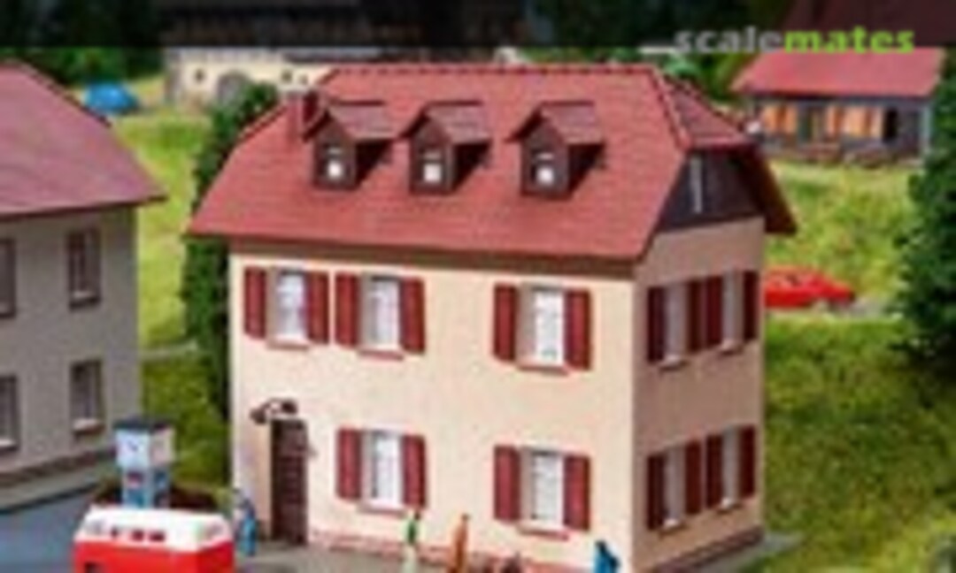 Twee etages tellend huis met raamluiken (Faller 232328)