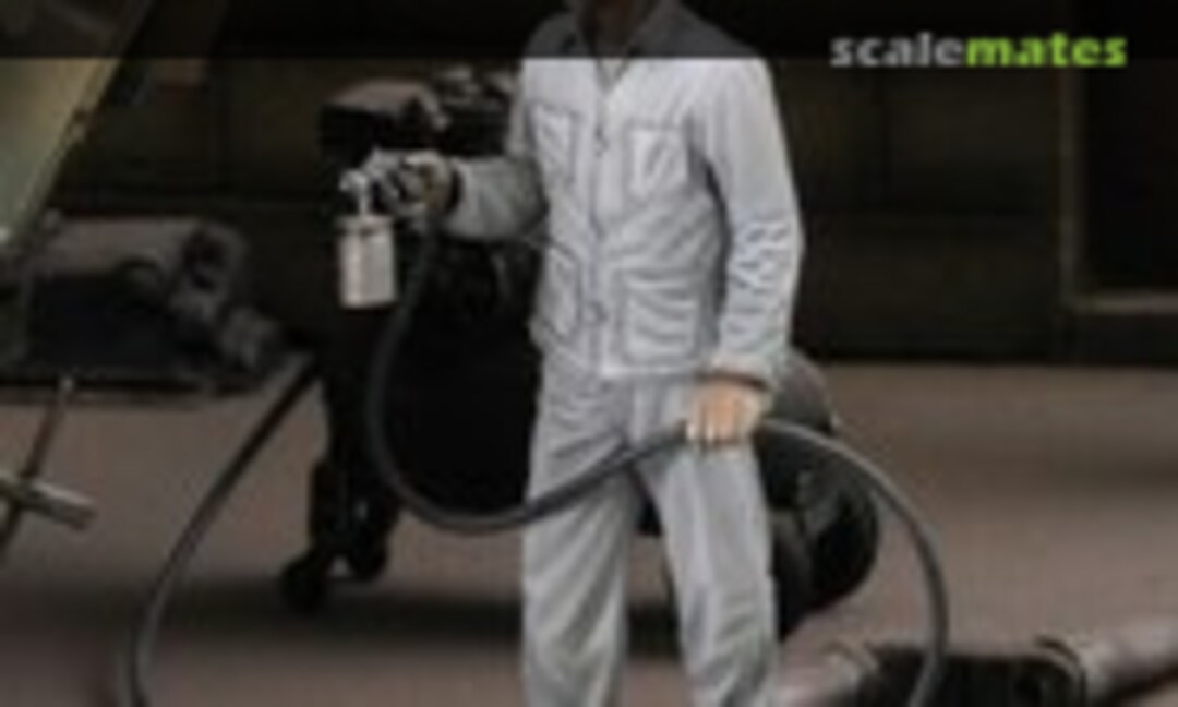 1:35 Soldier spray painting (Royal Model 758) 758