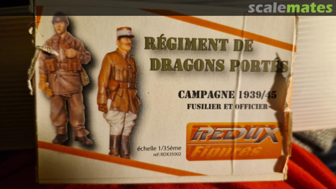 Boxart RÉGIMENT DE DRAGONS PORTES CAMPAGNE 1939/40 FUSILIER ET OFFICIER RDX 35002 Redux Boxart RÉGIMENT DE DRAGONS PORTES CAMPAGNE 1939/40 FUSILIER ET OFFICIER RDX 35002 Redux