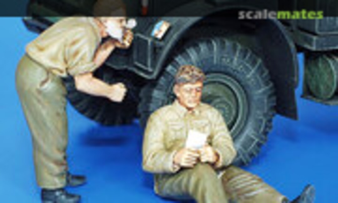 1:35 British Soldiers, WWII - Shaving & Resting (PlusModel 158)